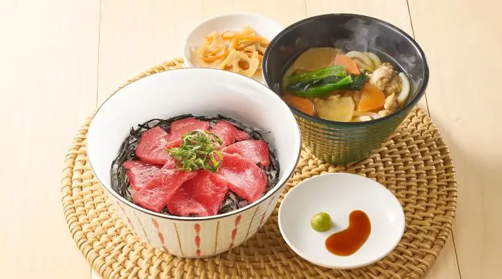 Tekkadon Tuna Bluefin & Udon Ayam Sayur (dengan Hidangan Pendamping)